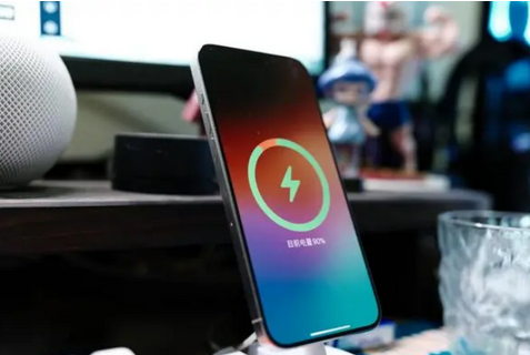 义乌苹果15换屏服务分享用什么充电器给iPhone15充电更好 